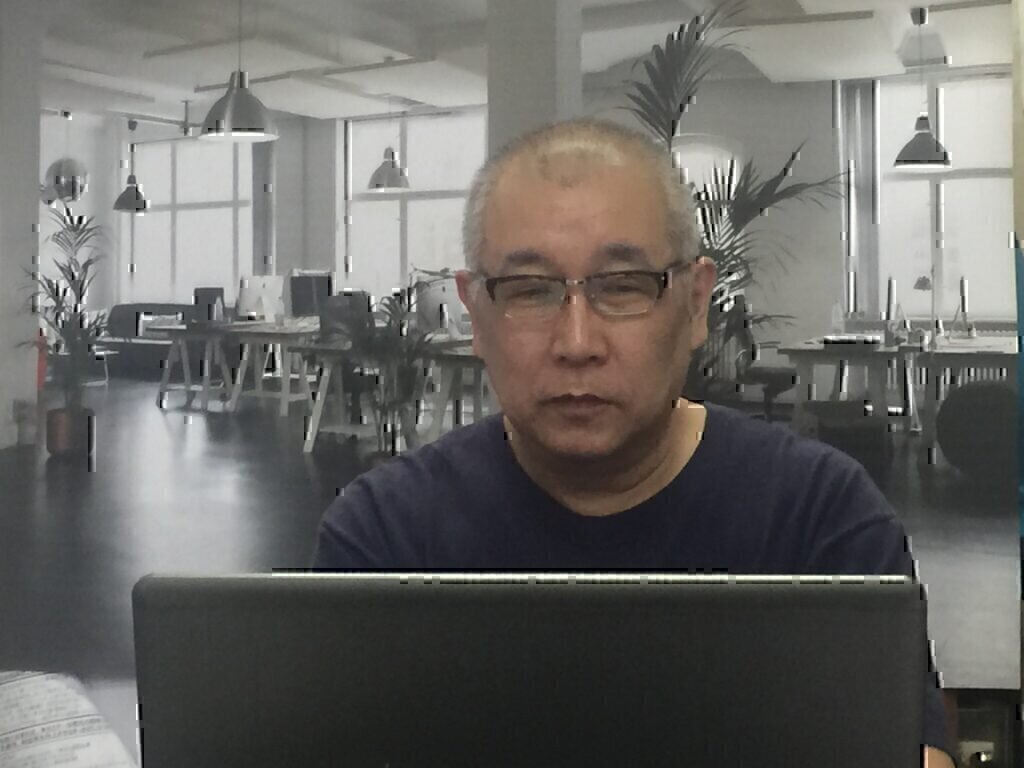 広ーいオフィスで働いている