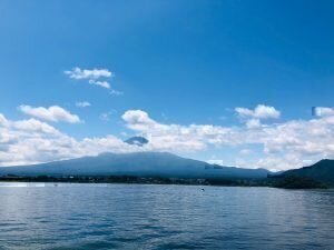 美しき富士山を前にする河口湖